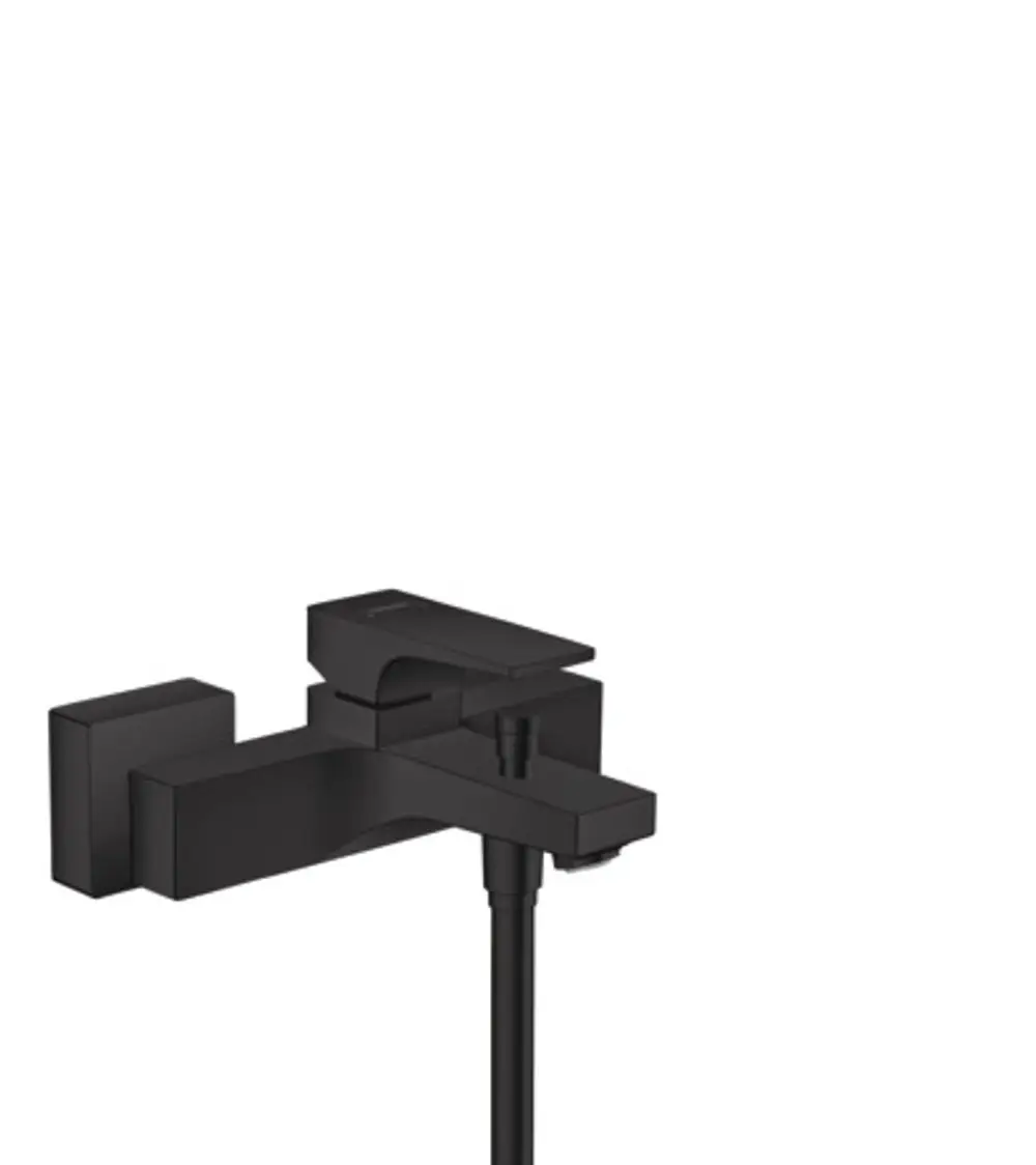 Ein schwarzer Einhebel-Wannenmischer von Hansgrohe, Aufputz-Design mit einem Hebelgriff und einer flachen Auslauf-Form.
